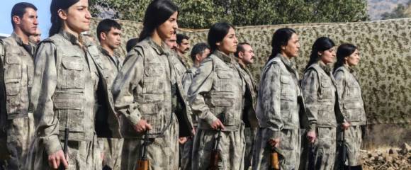 Combattants du PKK lors d'une cérémonie à Kandil, dans le nord de l'Irak, le 26 octobre 2025 Combattants du PKK lors d'une cérémonie à Kandil, dans le nord de l'Irak, le 26 octobre 2025
