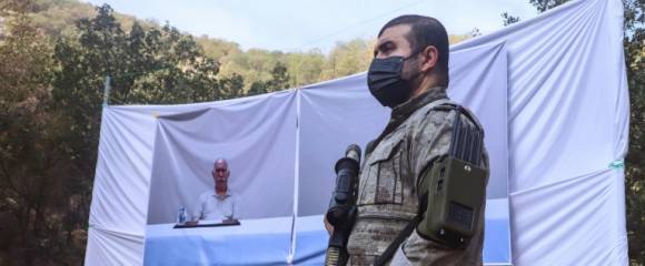 Un combattant du PKK devant un portrait d'Abdullah Öcalan, lors d'une cérémonie à Kandil, dans le nord de l'Irak, le 26 octobre 2025 Un combattant du PKK devant un portrait d'Abdullah Öcalan, lors d'une cérémonie à Kandil, dans le nord de l'Irak, le 26 octobre 2025