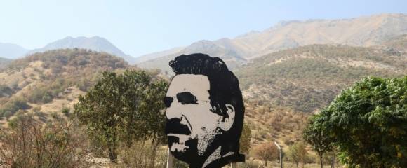 Portrait du chef du PKK Abdullah Öcalan à Kandil, dans le nord de l'Irak, le 26 octobre 2025 Portrait du chef du PKK Abdullah Öcalan à Kandil, dans le nord de l'Irak, le 26 octobre 2025
