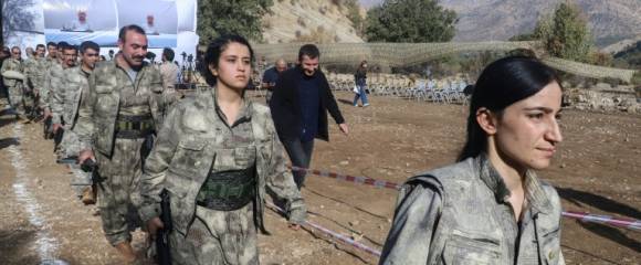 Combattants du PKK lors d'une cérémonie à Kandil, dans le nord de l'Irak, le 26 octobre 2025 Combattants du PKK lors d'une cérémonie à Kandil, dans le nord de l'Irak, le 26 octobre 2025