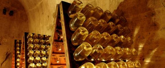 Des bouteilles de champagne Ruinart dans une cave à Reims, le 11 décembre 2008 dans la Marne Des bouteilles de champagne Ruinart dans une cave à Reims, le 11 décembre 2008 dans la Marne