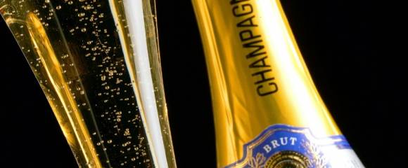 Une flûte et une bouteille de champagne à Reims, le 11 décembre 2008 dans la Marne Une flûte et une bouteille de champagne à Reims, le 11 décembre 2008 dans la Marne