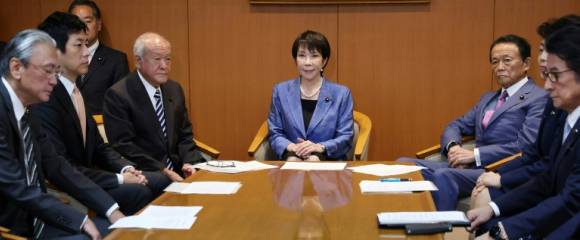 La présidente du Parti libéral démocrate (PLD) au pouvoir au Japon, Sanae Takaichi (au centre), assiste à une réunion du comité exécutif au siège du PLD à Tokyo, le 21 octobre 2025 La présidente du Parti libéral démocrate (PLD) au pouvoir au Japon, Sanae Takaichi (au centre), assiste à une réunion du comité exécutif au siège du PLD à Tokyo, le 21 octobre 2025