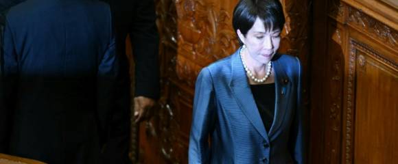 La présidente du Parti libéral démocrate (PLD), Sanae Takaichi, retourne à son siège après avoir voté pour la nomination d'un nouveau Premier ministre du Japon lors d'une session extraordinaire de la chambre basse du Parlement à Tokyo, le 21 octobre 2025 La présidente du Parti libéral démocrate (PLD), Sanae Takaichi, retourne à son siège après avoir voté pour la nomination d'un nouveau Premier ministre du Japon lors d'une session extraordinaire de la chambre basse du Parlement à Tokyo, le 21 octobre 2025