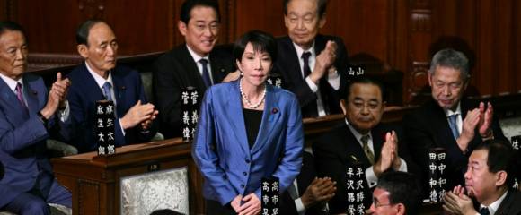 La présidente du Parti libéral démocrate (PLD) Sanae Takaichi (c) est applaudie après avoir été nommée Première ministre du Japon lors d'une session extraordinaire de la chambre basse du Parlement à Tokyo, le 21 octobre 2025 La présidente du Parti libéral démocrate (PLD) Sanae Takaichi (c) est applaudie après avoir été nommée Première ministre du Japon lors d'une session extraordinaire de la chambre basse du Parlement à Tokyo, le 21 octobre 2025