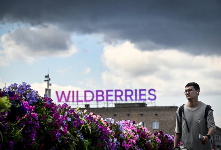 Un homme passe devant l'enseigne de Wildberries à Moscou le 27 juillet 2026