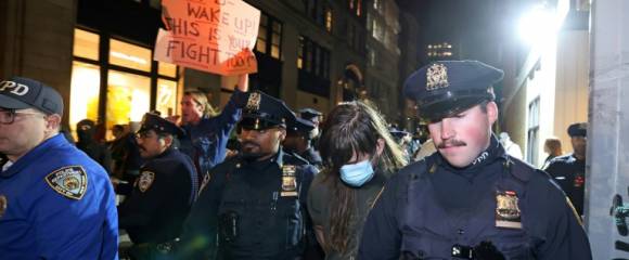 Des agents du NYPD arrêtent un manifestant lors d'une manifestation contre l'Immigration and Customs Enforcement (ICE) à New York le 22 octobre 2025 Des agents du NYPD arrêtent un manifestant lors d'une manifestation contre l'Immigration and Customs Enforcement (ICE) à New York le 22 octobre 2025