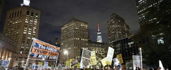 Des New-Yorkais manifestent contre l'Immigration and Customs Enforcement (ICE) à New York le 22 octobre 2025 Des New-Yorkais manifestent contre l'Immigration and Customs Enforcement (ICE) à New York le 22 octobre 2025