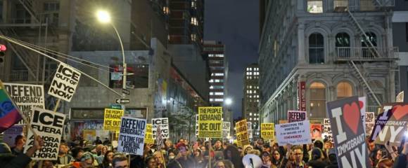 Des New-Yorkais manifestent contre l'Immigration and Customs Enforcement (ICE) à New York le 22 octobre 2025 Des New-Yorkais manifestent contre l'Immigration and Customs Enforcement (ICE) à New York le 22 octobre 2025