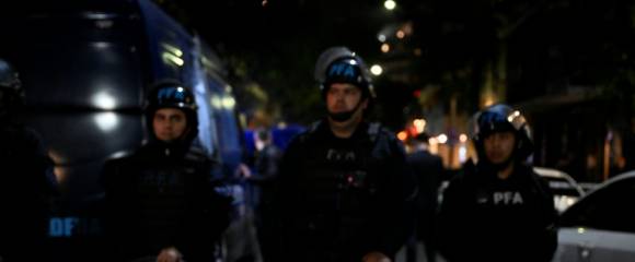 Des policiers montent la garde devant la résidence de la vice-présidente argentine Cristina Fernandez de Kirchner après qu'un homme a pointé une arme sur elle à Buenos Aires, le 1er septembre 2022 Des policiers montent la garde devant la résidence de la vice-présidente argentine Cristina Fernandez de Kirchner après qu'un homme a pointé une arme sur elle à Buenos Aires, le 1er septembre 2022