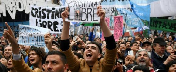Des partisans de l'ancienne présidente et vice-présidente argentine, Cristina Kirchner, rassemblés devant sa résidence à Buenos Aires, le 20 septembre 2025, au 100e jour de son arrestation Des partisans de l'ancienne présidente et vice-présidente argentine, Cristina Kirchner, rassemblés devant sa résidence à Buenos Aires, le 20 septembre 2025, au 100e jour de son arrestation