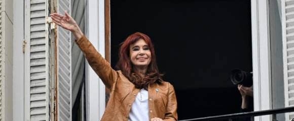 L'ancienne présidente et vice-présidente argentine, Cristina Kirchner, salue ses partisans depuis le balcon de sa résidence à Buenos Aires, le 20 septembre 2025, au 100e jour de son arrestation L'ancienne présidente et vice-présidente argentine, Cristina Kirchner, salue ses partisans depuis le balcon de sa résidence à Buenos Aires, le 20 septembre 2025, au 100e jour de son arrestation