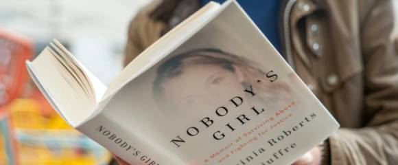 Les mémoires posthumes de Virginia Giuffre, "Nobody's Girl - A Memoir of Surviving Abuse and Fighting for Justice", en vente à Londres, le 21 ocotbre 2025 Les mémoires posthumes de Virginia Giuffre, "Nobody's Girl - A Memoir of Surviving Abuse and Fighting for Justice", en vente à Londres, le 21 ocotbre 2025