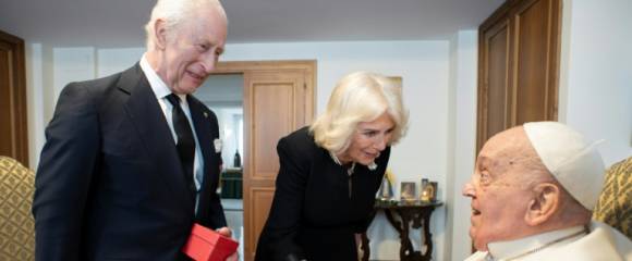 Cette photo prise le 9 avril 2025 et diffusée le 10 avril par le Vaticain montre le pape François lors d'une entrevue privée au Vatican avec le roi Charles III et la reine Camilla Cette photo prise le 9 avril 2025 et diffusée le 10 avril par le Vaticain montre le pape François lors d'une entrevue privée au Vatican avec le roi Charles III et la reine Camilla