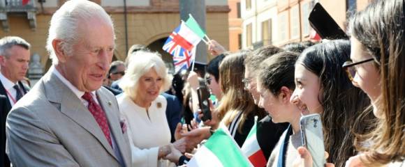 Le roi Charles III et la reine Camilla saluent la foule lors de la visite d'un marché sur la Piazza del Popolo à Ravenne, au dernier jour d'une visite d'État en Italie, le 10 avril 2025 Le roi Charles III et la reine Camilla saluent la foule lors de la visite d'un marché sur la Piazza del Popolo à Ravenne, au dernier jour d'une visite d'État en Italie, le 10 avril 2025