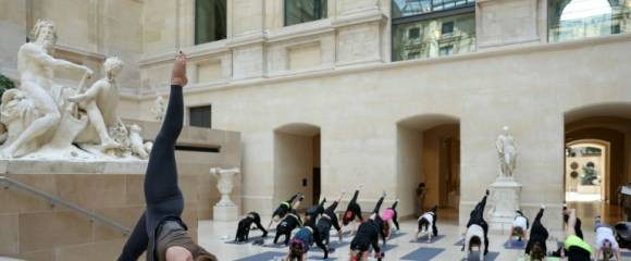 "Les visites sportives" au Louvre par l'artiste et chorégraphe Mehdi Kerkouche au musée du Louvre le 23 avril 2024