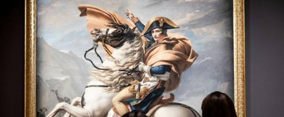 Des visiteuses devant le tableau "Bonaparte franchissant le Grand-Saint-Bernard" (1801) du peintre français Jacques-Louis David, le 14 octobre 2025 au musée du Louvre à Paris Des visiteuses devant le tableau "Bonaparte franchissant le Grand-Saint-Bernard" (1801) du peintre français Jacques-Louis David, le 14 octobre 2025 au musée du Louvre à Paris