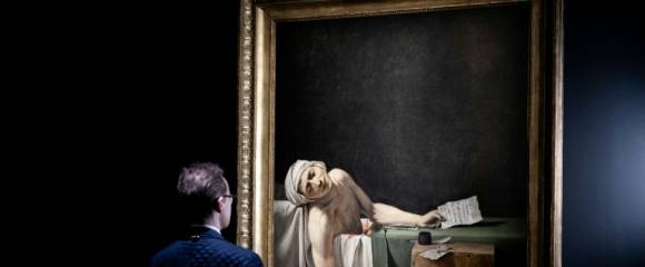 Un visiteur devant le tableau "La mort de Marat" (également connu sous le nom de "Marat Assassiné") du peintre français Jacques-Louis David, le 14 octobre 2025 au musée du Louvre à Paris Un visiteur devant le tableau "La mort de Marat" (également connu sous le nom de "Marat Assassiné") du peintre français Jacques-Louis David, le 14 octobre 2025 au musée du Louvre à Paris