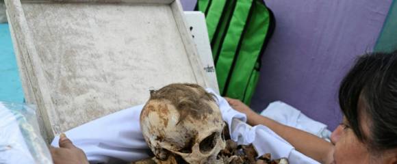 Une femme se prépare à nettoyer les restes d'un proche avant les célébrations du Jour des morts au cimetière de Pomuch, dans l'État de Campeche, au Mexique, le 18 octobre 2025 Une femme se prépare à nettoyer les restes d'un proche avant les célébrations du Jour des morts au cimetière de Pomuch, dans l'État de Campeche, au Mexique, le 18 octobre 2025
