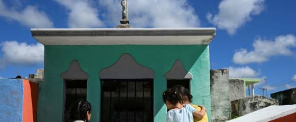 Des personnes se préparent à nettoyer les restes d'un proche avant les célébrations du Jour des morts au cimetière de Pomuch, dans l'État de Campeche, au Mexique, le 19 octobre 2025 Des personnes se préparent à nettoyer les restes d'un proche avant les célébrations du Jour des morts au cimetière de Pomuch, dans l'État de Campeche, au Mexique, le 19 octobre 2025