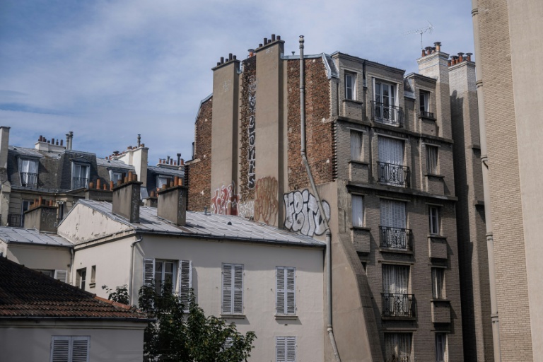 Des immeubles avec des volets fermés en pleine canicule à Paris le 15 juillet 2026