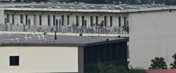 Des personnes sur le balcon d'un bâtiment avec ce qui semble être des antennes paraboliques Starlink sur le toit du complexe KK Park dans le canton de Myawaddy, en Birmanie, vu depuis le district de Mae Sot, dans la province frontalière de Tak, le 17 septembre 2025 en Thaïlande Des personnes sur le balcon d'un bâtiment avec ce qui semble être des antennes paraboliques Starlink sur le toit du complexe KK Park dans le canton de Myawaddy, en Birmanie, vu depuis le district de Mae Sot, dans la province frontalière de Tak, le 17 septembre 2025 en Thaïlande