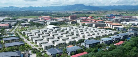 Le complexe KK Park dans le canton de Myawaddy, en Birmanie, vu depuis le disstrict de Mae Sot, dans la province frontalière de Tak, le 17 septembre 2025 en Thaïlande Le complexe KK Park dans le canton de Myawaddy, en Birmanie, vu depuis le disstrict de Mae Sot, dans la province frontalière de Tak, le 17 septembre 2025 en Thaïlande