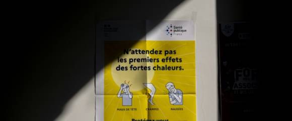Une affiche des autorités sanitaires avertissant des effets des fortes chaleurs, placardée dans le hall de la mairie de Noisy-le-Sec, près de Paris, le 14 août 2025 Une affiche des autorités sanitaires avertissant des effets des fortes chaleurs, placardée dans le hall de la mairie de Noisy-le-Sec, près de Paris, le 14 août 2025