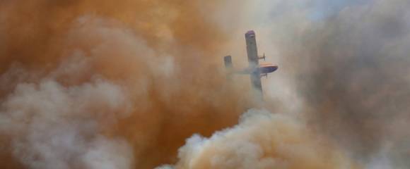 Un avion de lutte contre les incendies dans la fumée d'un feu de forêt près du village d'Abejera, dans la province de Zamora en Espagne, le 13 août 2025 Un avion de lutte contre les incendies dans la fumée d'un feu de forêt près du village d'Abejera, dans la province de Zamora en Espagne, le 13 août 2025