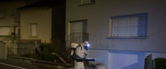 Un employé d'une société de lutte contre les insectes mène une opération de démoustication ordonnée par l'Agence régionale de santé à Bourges, dans le centre de la France, le 14 août 2025 Un employé d'une société de lutte contre les insectes mène une opération de démoustication ordonnée par l'Agence régionale de santé à Bourges, dans le centre de la France, le 14 août 2025