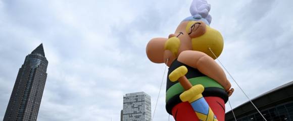 Une figurine gonflable d'Astérix lors de la 77e Foire du livre de Francfort, dans l'ouest de l'Allemagne, le 17 octobre 2025 Une figurine gonflable d'Astérix lors de la 77e Foire du livre de Francfort, dans l'ouest de l'Allemagne, le 17 octobre 2025