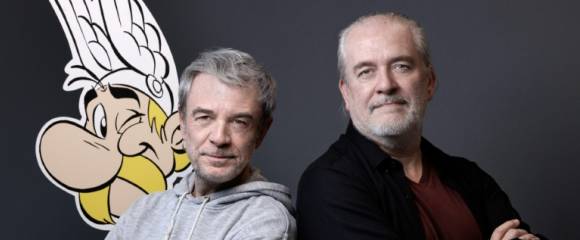 Les auteurs de la série Astérix et Obélix, Fabrice Caro (g) et Didier Conrad, dans les locaux de leur éditeur, Hachette, à Vanves (Hauts-de-Seine), le 24 octobre 2023 Les auteurs de la série Astérix et Obélix, Fabrice Caro (g) et Didier Conrad, dans les locaux de leur éditeur, Hachette, à Vanves (Hauts-de-Seine), le 24 octobre 2023