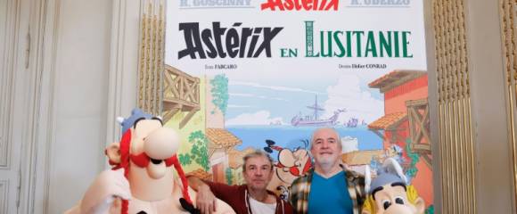 Fabcaro (g) et Didier Conrad entourés d'Astérix et Obélix à l'ambassade du Portugal à Paris, le 13 octobre 2025 Fabcaro (g) et Didier Conrad entourés d'Astérix et Obélix à l'ambassade du Portugal à Paris, le 13 octobre 2025