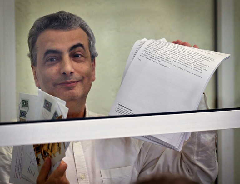 Le vice-président du parti antiguerre russe Iabloko, Lev Chlosberg, assiste à une audience au tribunal de Pskov, dans le nord-ouest de la Russie, le 17 août 2026, avant d'être condamné à 11 ans de prison pour avoir critiqué l'offensive de Moscou en Ukraine