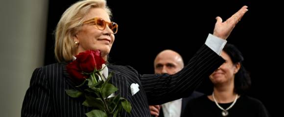 Sylvie Vartan fait un signe au public venu assister à la première d'un documentaire lui étant consacré, le 25 octobre 2025 à Sofia Sylvie Vartan fait un signe au public venu assister à la première d'un documentaire lui étant consacré, le 25 octobre 2025 à Sofia