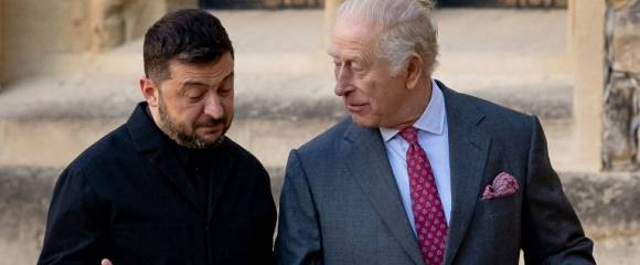 Le président ukrainien Volodymyr Zelensky (g) et le roi Charles III (d) au château de Windsor, le 24 octobre 2025 Le président ukrainien Volodymyr Zelensky (g) et le roi Charles III (d) au château de Windsor, le 24 octobre 2025