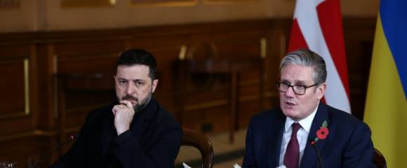 Le Premier ministre britannique Keir Starmer (d) et le président ukrainien Volodymyr Zelensky lors d'une réunion de la "Coalition des volontaires" des partenaires internationaux sur l'Ukraine, le 24 octobre 2025 à Londres Le Premier ministre britannique Keir Starmer (d) et le président ukrainien Volodymyr Zelensky lors d'une réunion de la "Coalition des volontaires" des partenaires internationaux sur l'Ukraine, le 24 octobre 2025 à Londres