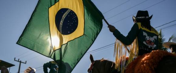 Un drapeau brésilien lors d'une parade à cheval à Sao Felix do Xingu, en Amazonie brésilienne, le 21 juin 2025 Un drapeau brésilien lors d'une parade à cheval à Sao Felix do Xingu, en Amazonie brésilienne, le 21 juin 2025