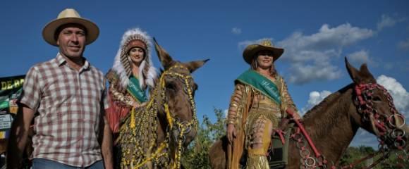 Fabricio Batista Ferreira, maire de Sao Felix do Xingu, lors d'une parade de cow-boys et cow-girls, le 21 juin 2025 en Amazonie brésilienne Fabricio Batista Ferreira, maire de Sao Felix do Xingu, lors d'une parade de cow-boys et cow-girls, le 21 juin 2025 en Amazonie brésilienne