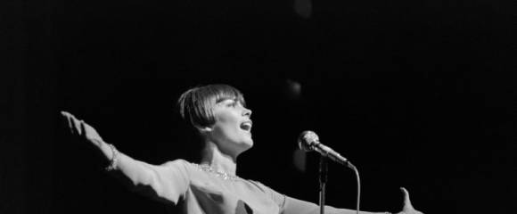 La chanteuse Mireille Mathieu à l'Olympia, le 15 septembre 1966 à Paris La chanteuse Mireille Mathieu à l'Olympia, le 15 septembre 1966 à Paris