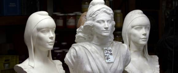 Le buste de Marianne modelé par Georges-Laurent Saupique (c) entre deux autres Mariannes modelées par Alain Aslan d'après la chanteuse Mireille Mathieu à l'atelier de moulage du Louvre et des Musées de France, le 12 janvier 2007 à Paris Le buste de Marianne modelé par Georges-Laurent Saupique (c) entre deux autres Mariannes modelées par Alain Aslan d'après la chanteuse Mireille Mathieu à l'atelier de moulage du Louvre et des Musées de France, le 12 janvier 2007 à Paris