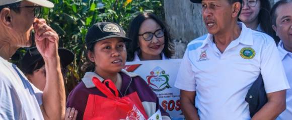Ruth Deidree Boelan (c), dont les proches ont disparu lors des récentes inondations, reçoit la visite de membres de sa famille sur le site de son ancienne résidence à Mengwi, sur l'île touristique de Bali, le 2 octobre 2025 en Indonésie Ruth Deidree Boelan (c), dont les proches ont disparu lors des récentes inondations, reçoit la visite de membres de sa famille sur le site de son ancienne résidence à Mengwi, sur l'île touristique de Bali, le 2 octobre 2025 en Indonésie