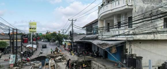 Des ouvriers réparent une zone où un gouffre s'est formé lors des récentes inondations à Badung, sur l'île touristique de Bali, le 1er octobre 2025 en Indonésie Des ouvriers réparent une zone où un gouffre s'est formé lors des récentes inondations à Badung, sur l'île touristique de Bali, le 1er octobre 2025 en Indonésie