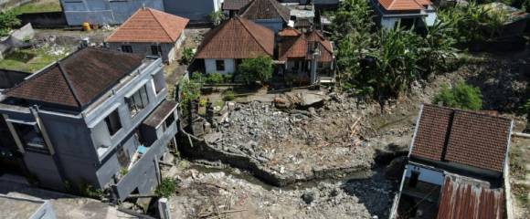Vue aérienne de maison qui se sont effondrées lors des récentes inondations à Mengwi, sur l'île touristique de Bali, le 2 octobre 2025 en Indonésie Vue aérienne de maison qui se sont effondrées lors des récentes inondations à Mengwi, sur l'île touristique de Bali, le 2 octobre 2025 en Indonésie