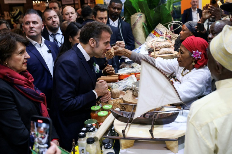 Le président Emmanuel Macron et la ministre l'Agriculture Annie Genevard (g) visitent le stand de Mayotte au Salon de l'agriculture, le 21 février 2026