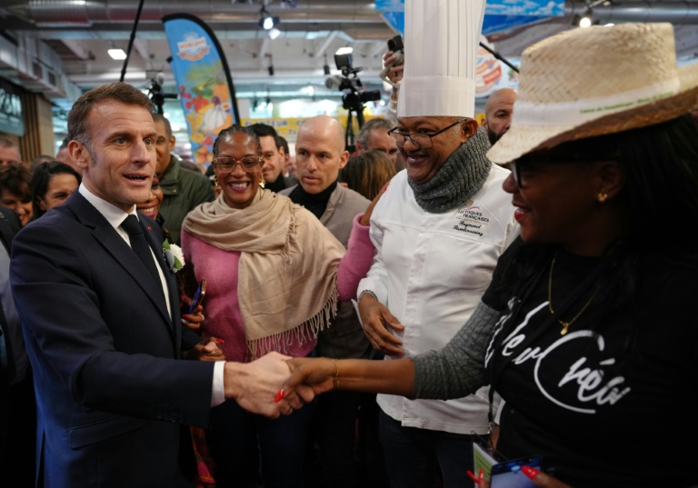 Le président Emmanuel Macron visite un stand du Salon de l'agriculture, le 21 février 2026 à Paris
