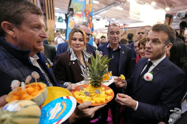 Le président Emmanuel Macron visite un stand du Salon de l'agriculture, le 21 février 2026 à Paris