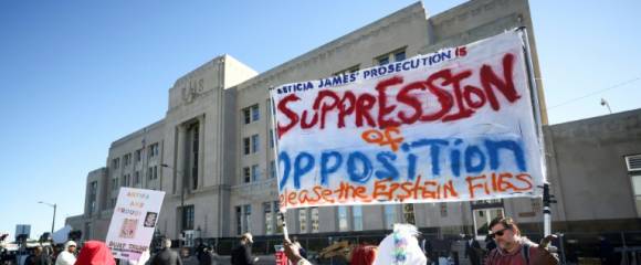 Des manifestants devant le tribunal fédéral de Norfolk, avant la mise en accusation officielle de la procureure générale de l'Etat de New York, Letitia James, le 24 octobre 2025 en Virginie Des manifestants devant le tribunal fédéral de Norfolk, avant la mise en accusation officielle de la procureure générale de l'Etat de New York, Letitia James, le 24 octobre 2025 en Virginie