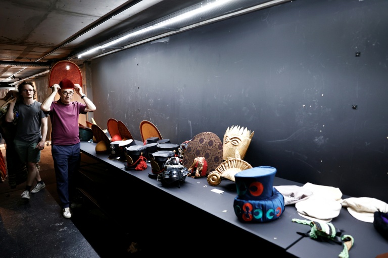 Des costumes à l'opéra Bastille à Paris le 29 mai 2026