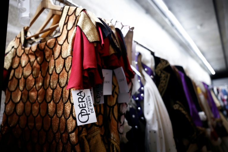 Des costumes à l'opéra Bastille à Paris le 29 mai 2026